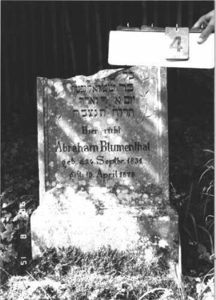 Grabstein 4 (Index: 100106681) Material: Sandstein Zustand: verwittert, Oberteil abgebrochen Maße HxBxT: 72x45x12 cm Beschreibung: Unterteil einer Stele mit Sockel, Schriftfeld eingetieft Symbolik: floral: Grabstein 4