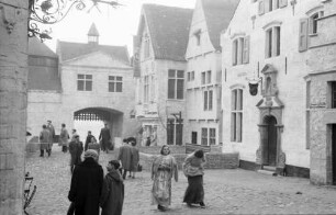 Brüssel: belgisches Dorf um 1900, Gasse, Hintergrund Tor