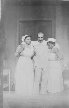 Erster Weltkrieg - Im Lazarett. Schwestern und Patient