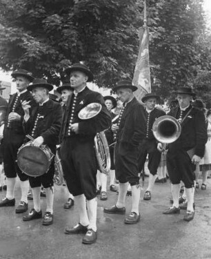 junge Frauen in Tracht