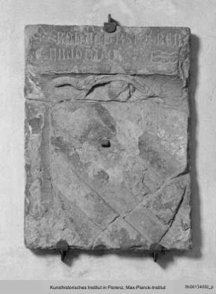 Grabstein der Familie Berardi mit Wappen