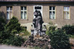 DDR. Sitzender Torso (Gewandfigur)