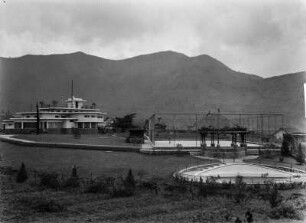 Villa bei Malang : Eine Villa mit Tennisplatz und Pool.