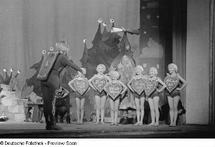 Szene des Theaterstücks "Peterchens Mondfahrt" im Theater der Jungen Welt
