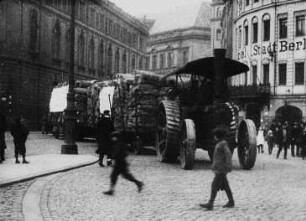 Szene aus dem Dokumentarfilm "Die Hinrichtung des wildgewordenen Riesenelefanten Arno": Einsatz von Zugmaschinen aus dem Zirkus Sarrasani zum Transport kriegswichtiger Güter (Tabakballen), links das Johanneum, rechts das Hotel "Stadt Berlin"