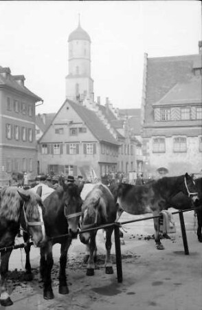 Biberach: Pferdemarkt, Hintergrund Turm der Kirche