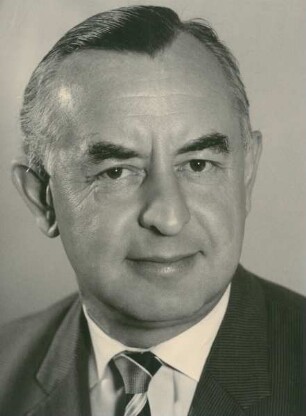 Dr. Ernst Knoop