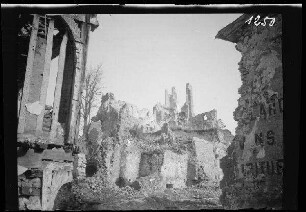 Craonne (Dep. Aisne, Frankreich): Ruinen mit zerstörter Kirche (?) im Hintergrund