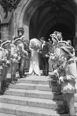 Hochzeit der Angehörigen eines Karlsruher Karnevalvereins Ernst und Angelika Weber, geb. Lisson in der Christuskirche