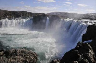 Godafoss-Wasserfall bei Akureyri : Der Godafoss-Wasserfall ("Götter"-Wasserfall) ist hundert Meter breit und fällt 11 Meter tief herab. Aufgenommen am 20. Mai 2012 in der Nähe von Akureyri