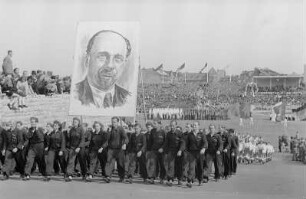 Sportlerparade im Walter-Ulbricht-Stadion : Sportler-Delegation im Paradezug beim Ausmarsch aus dem Stadion