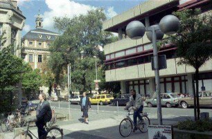Erlangen: Fußgängerzone mit modernem Bau