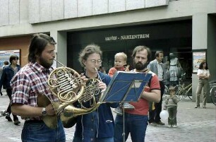 Freiburg i. Br.: Straßenmusikanten: Hornduo