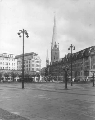 Hamburg-Altstadt. Rathausmarkt. Blick zur Mönckebergstraße und zum Turm der Petrikirche nach Osten