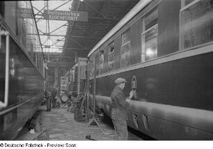 Blick in eine Werkhalle mit Reisewaggons