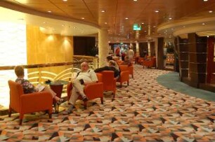 Kreuzfahrtschiff "Musica" : Lounge im italienischen Kreuzfahrtschiff "Musica", 2550 Passagiere, Sommer 2006 als Neubau in Dienst gestellt, MSC-Reederei, aufgenommen 2006