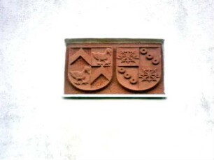Langhaus Giebelseite West-Kartusche mit Doppelwappen (Patronatsherr und Fürstbischöflich-Würzburgisch) über Portal im Detail