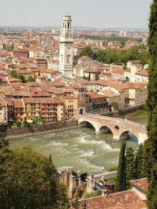 Blick vom Castel San Pietro auf die Brücke Ponte San Pietro über die Etsch und den Glockenturm des Domes