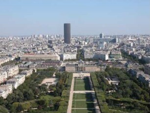 Blick vom Eiffelturm: vorn das Marsfeld, dahinter Hochhaus Tour Montparnasse