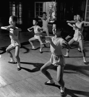 Gruppe von Jungen bei Gymnastikübungen