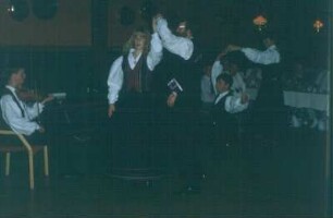 Norwegische Folkloregruppe mit Tanzpaaren und Akkordeonspieler