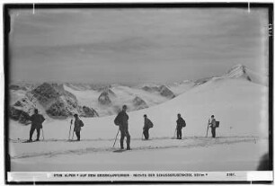 Stubaier Alpen. Auf dem Gaiskarferner, rechts der Schussgrubenkogl (3211 Meter)