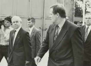 Rühe, Volker : Ministerpräsident Prof. Dr. Kurt Biedenkopf und Bundesverteidigungsminister Volker Rühe auf dem Weg zum Zeremoniell