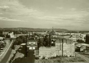 Dresden. Blick vom Turm des Ständehauses nach Osten auf Brühlsche Terrasse und Kunstakademie, Albertinum und Neubauten der Pirnaischen Vorstadt, im Hintergrund Borsberg und Sächsische Schweiz