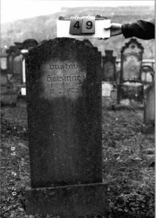 Grabstein 49 (Index: 99798312) Material: Kunststein Zustand: gut Maße HxBxT: 125x50x15 cm Beschreibung: Stele mit eingezogenem Segmentbogenabschluß, Sockel: Grabstein 49