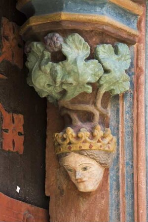 Westportal — Weiblicher Kopf mit Krone und Rankenwerk