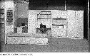 Ausstellungskoje des VEB Möbelkombinat Dessau mit Jugendzimmer