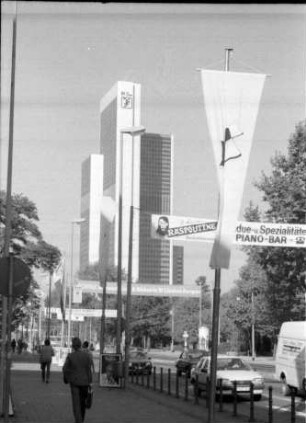 Frankfurt: Friedrich-Ebert-Anlage, mit Transparent