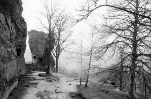 Fleckenstein: Burgruine Fleckenstein, Burgmauer und Felsblock