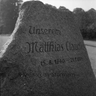 Matthias-Claudius-Gedenkstein: Grünanlage zwischen Markt, Matthias-Claudius-Schule und Ahrensböker Straße: mit Inschrift "Unserem Matthias Claudius 5.8.1740 - 21.1.1815"