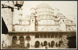 Frontalansicht der h‌istorischen Atik Valide Moschee in Istanbul