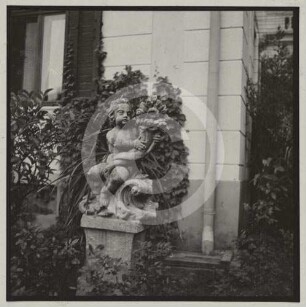 Putto mit Füllhorn im Schlosspark Eckersdorf