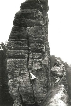 Sächsische Schweiz, Rathener Gebiet. Lokomotive-Esse. Seilschaft Flügel im Toten Riß (Hangel, VIIc)
