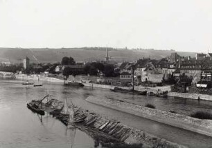 Würzburg, Mainkai : Würzburg. Mainkai. Blick von der Alten Mainbrücke über die Altstadt nach Nordosten (im Vordergrund Floßgasse mit Fischereigerät)