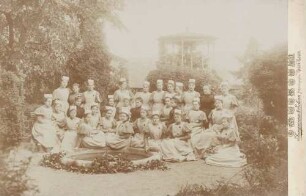 Kursteilnehmerinnen der Großherzogin Luise-Haushaltungsschule in Baden-Baden im Frühjahr 1897