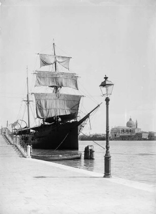 Venedig : Venedig. Segelschulschiff am Kai vor dem Dogenpalast gegen Maria della Salute