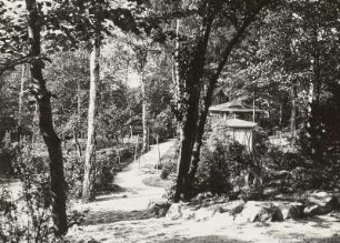 Villengarten mit Kinderschaukel und Pavillon