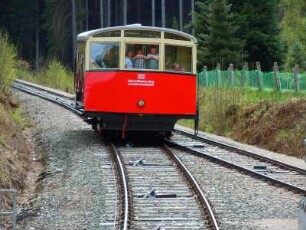 Standseilbahn bei Oberweissbach : Von der Talstation Obstfelderschmiede überwindet die steilste Standseilbahn der Welt für normalspurige Eisenbahnwagen auf einer Länge von 1360 m einen Höhenunterschied von 320 m bis zur Bergstation. Aufgenommen bei Oberweissbach am 29. April 2012