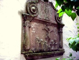 Wallfahrtskapelle Maria Schnee-Epitaph mit Jahr 1623 sowie Laudatio und knieenden Personen vor Christus am Kreuz in halbplastischer Steinmetzarbeit an der Nordnordöstlichen Mauer