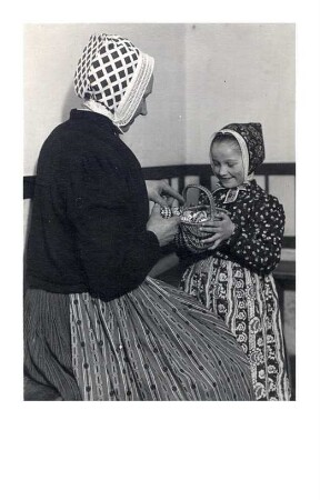Das Färben von Ostereiern in Schleife : Bildende Volkskunst - Ostereier. Ort: Slepo / Schleife. Malen von Ostereiern.