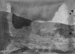 Landschaft und Felsen : Blick über eine Landschaft. Im Hintergrund Quarzitfelsen