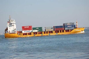Lissabon - Schiff auf dem Rio Tejo : Lissabon : Containerschiff auf dem Rio Tejo Richtung Atlantik, aufgenommen 2006