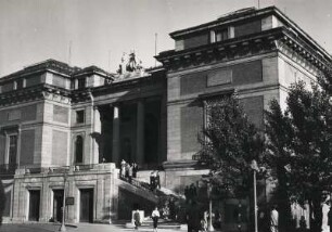Madrid. Spanien. Museo del Prado - eines der bedeutensten und größten Kunstmuseen der Welt. Eingangsbereich mit Freitreppe