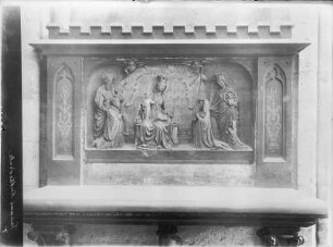 Grabrelief des Jehan den Bos (gest. 1438) und der Catherine Bernard (gest. 1463) kniend zu beiden Seiten der Madonna, hinter ihnen ihre Schutzheiligen.