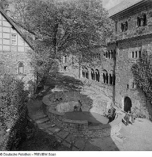 Eisenach. Wartburg, Blick in den Burghof mit Brunnen