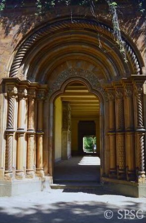 Potsdam, Park Sanssouci, Friedenskirche, Heilsbronner Portal, Skulpt.slg. 3436, am Kreuzgang.